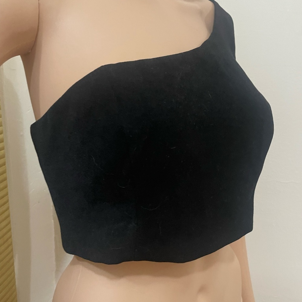 NBD Black Asymmetric One-Shoulder Crop Top - Picture 4 of 10